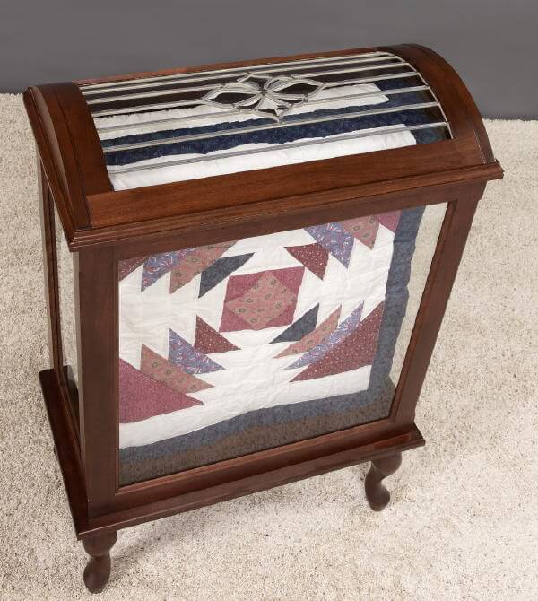 Quilt chest with clearance glass front